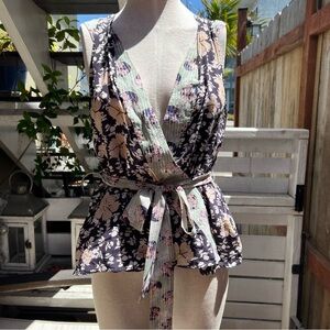 Colorful summer sleeveless v-neck blouse. Size 8.